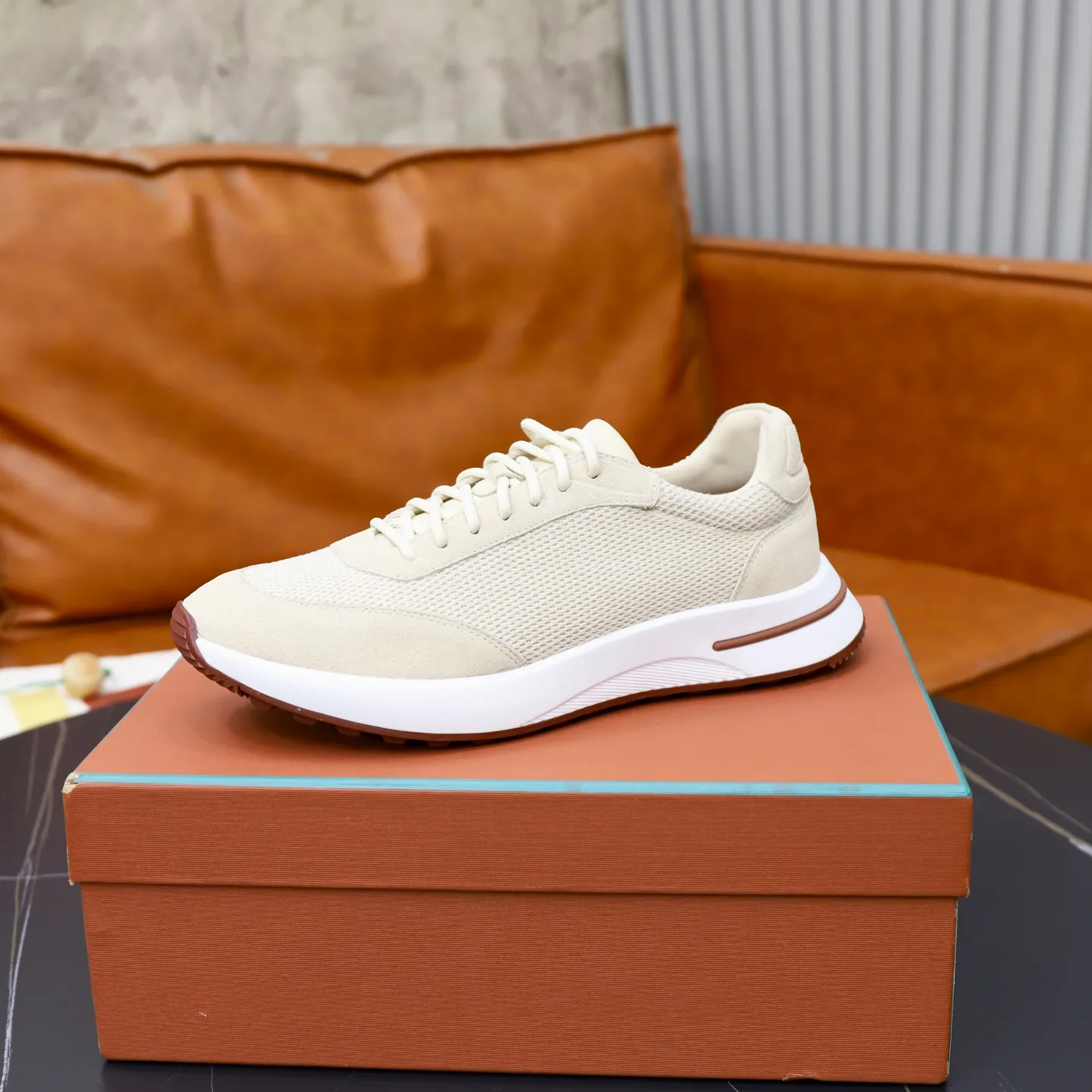 Ex-factory price: 560💰Loro Piana Tennis Walk men’s moral training sneakers! These new textured leather tennis shoes feature an ultra-low-top design for year-round wear and are water-resistant. The wrapped sole creates an effortlessly attractive color combination that harmoniously blends functionality with understated style. The ideal footwear option for urban dressing. The heel is decorated with a soft calfskin tongue with Kummel color inserts and an embossed LP logo. Cotton shoelaces. Material: Upper: Gray woven stitching with cowhide accents! Sole: Rubber lining: Cow leather original rubber sole, excellent foot comfort, complete package! Size: 38-39-40-41-42-43-44 leather shoe size (4546 can be customized)
